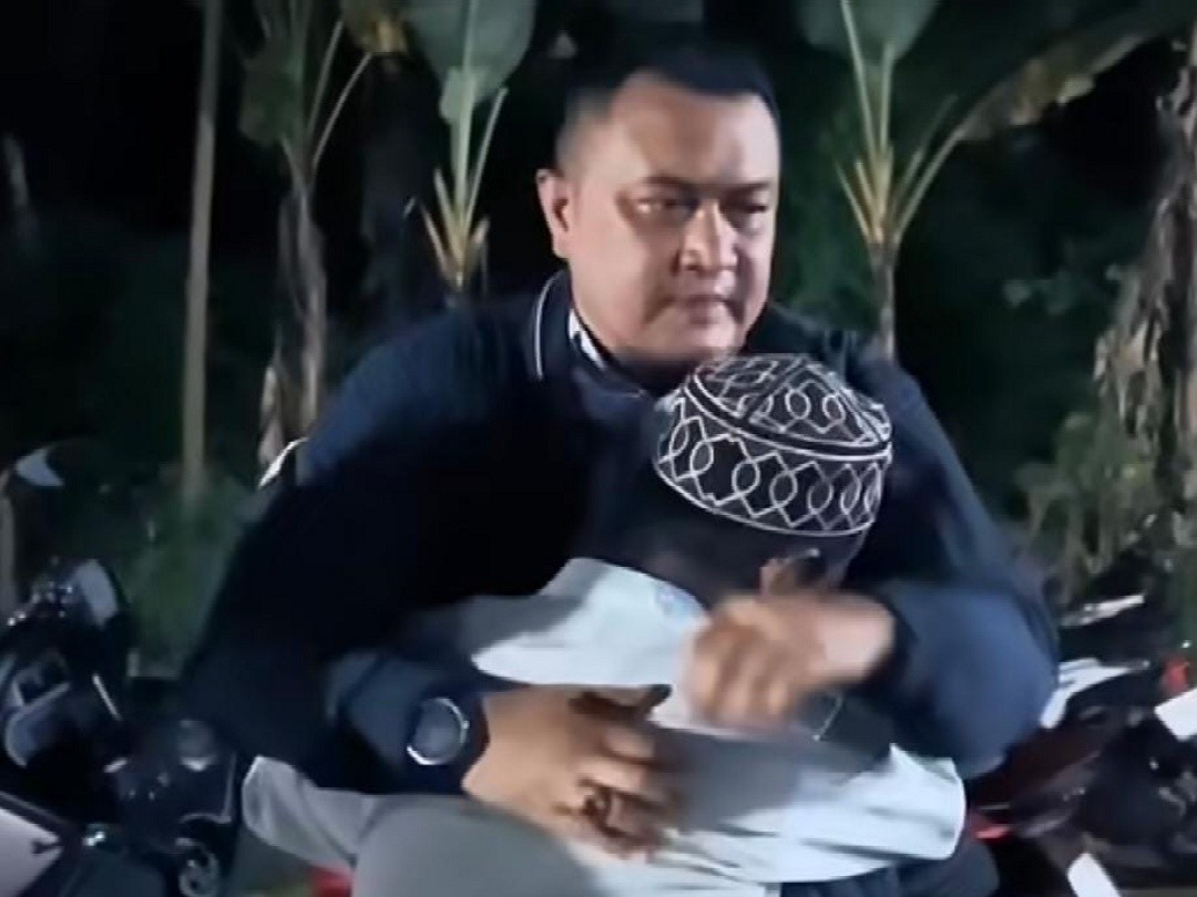 Bupati Bogor, Rudy Susmanto saat melakukan takziah di rumah duka korban hanyut di Sungai Cileungsi. Foto: dokumentasi