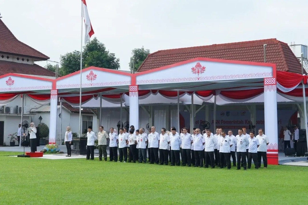 Suasana apel perdana di halaman belakang kantor Pemkab Kediri pascalibur lebaran 2026. Foto: dokumentasi