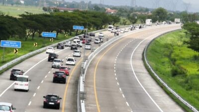 Arus balik ke arah Jakarta di wilayah Kabupaten Kendal terpantau mulai ramai tapi lancar tanpa ketersendatan,