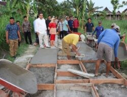 Datangi Warga Desa Nglebak Iuran dan Gotong Royong Perbaiki Jalan Menden–Megeri, Arief Rohman Dituding Cari Konten