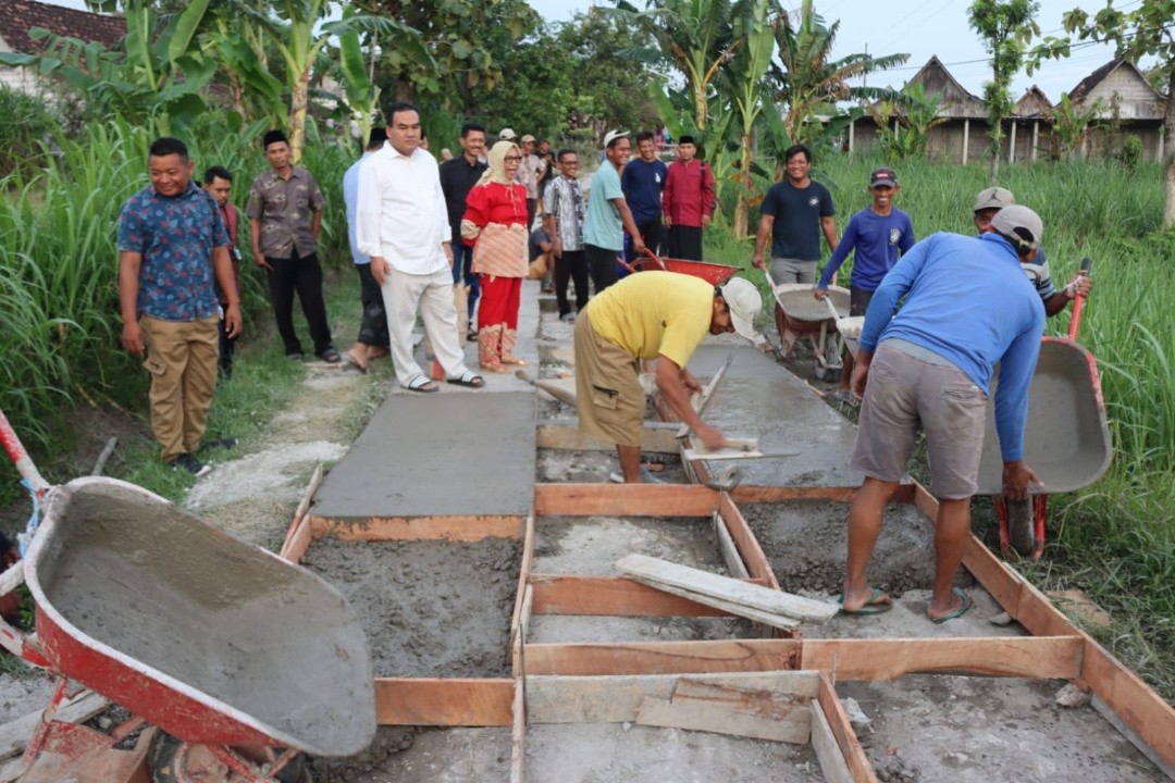 Bupati Blora, Arief Rohman saat saat mendatangi warga Desa Nglebak Kecamatan Kradenan, Kabupaten Blora, Jawa Tengah. Foto: dokumentasi