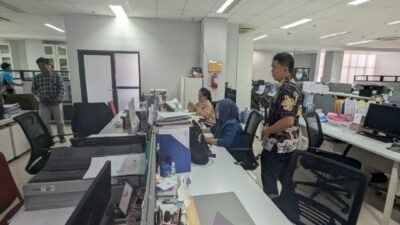 Sekda Provinsi Kaltara, Denny Harianto saat melakukan kunjungan pengecekan salah satu instansi pemerintah. Foto: dokumentasi
