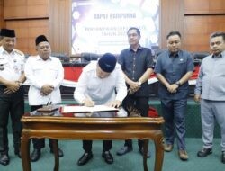 Rapat Paripurna Dalam Suasana Lebaran, Bupati Jombang Sampaikan LKPj 2025