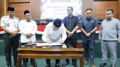 Bupati Jombang Warsubi saat menandatangani serah terima dokumen LKPj tahun 2025 dalam rapat paripurna DPRD Kabupaten Jombang. Foto: dokumentasi