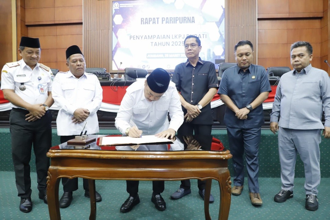 Bupati Jombang Warsubi saat menandatangani serah terima dokumen LKPj tahun 2025 dalam rapat paripurna DPRD Kabupaten Jombang. Foto: dokumentasi