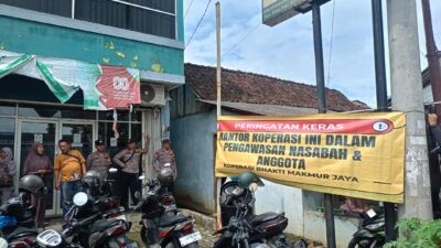 Spanduk yang dipasang oleh puluhan nasabah koperasi yang berlokasi di Jalan Sapen, Desa Boja, Kecamatan Boja, Kabupaten Kendal, Jawa Tengah, Jumat (27/3/2026). Foto: istimewa