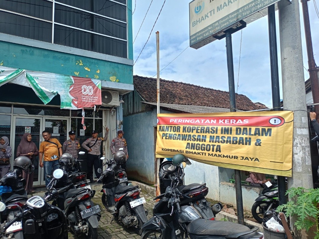Spanduk yang dipasang oleh puluhan nasabah koperasi yang berlokasi di Jalan Sapen, Desa Boja, Kecamatan Boja, Kabupaten Kendal, Jawa Tengah, Jumat (27/3/2026). Foto: istimewa