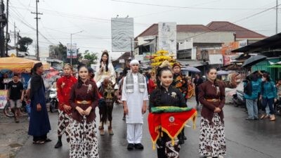 Suasana kirab Merti Desa Boja Kabupaten Kendal Jawa Tengah. Foto: Yoedhi/Lingkar.co