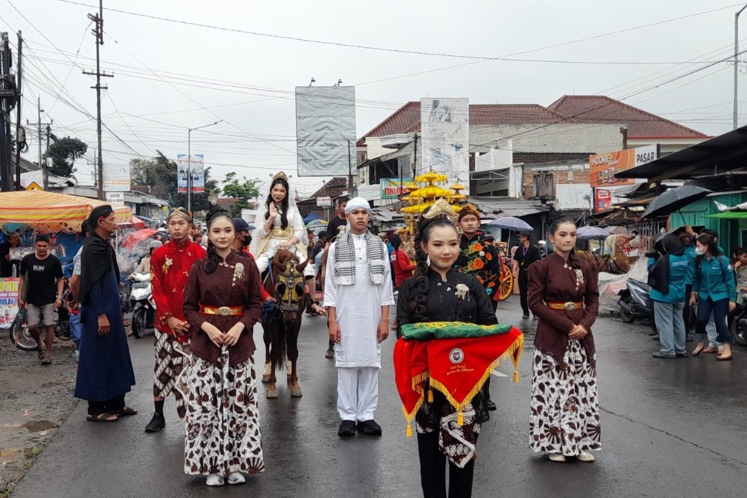 Suasana kirab Merti Desa Boja Kabupaten Kendal Jawa Tengah. Foto: Yoedhi/Lingkar.co
