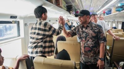 Gubernur Jawa Tengah Ahmad Luthfi saat melepas program Balik Rantau Gratis di Stasiun. Foto: dokumentasi