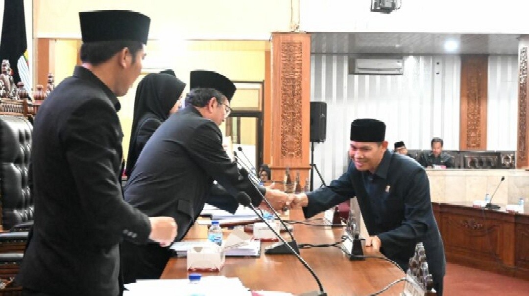 Wakil Bupati Cirebon Agus Kurniawan Budiman atau Jigus saat menghadiri rapat paripurna DPRD Kabupaten Cirebon Jawa Barat. Foto: dokumentasi