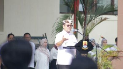 Bupati Cirebon Imron saat menyampaikan arahan dalam apel pagi perdana pascalibur lebaran 2026. Foto: dokumentasi