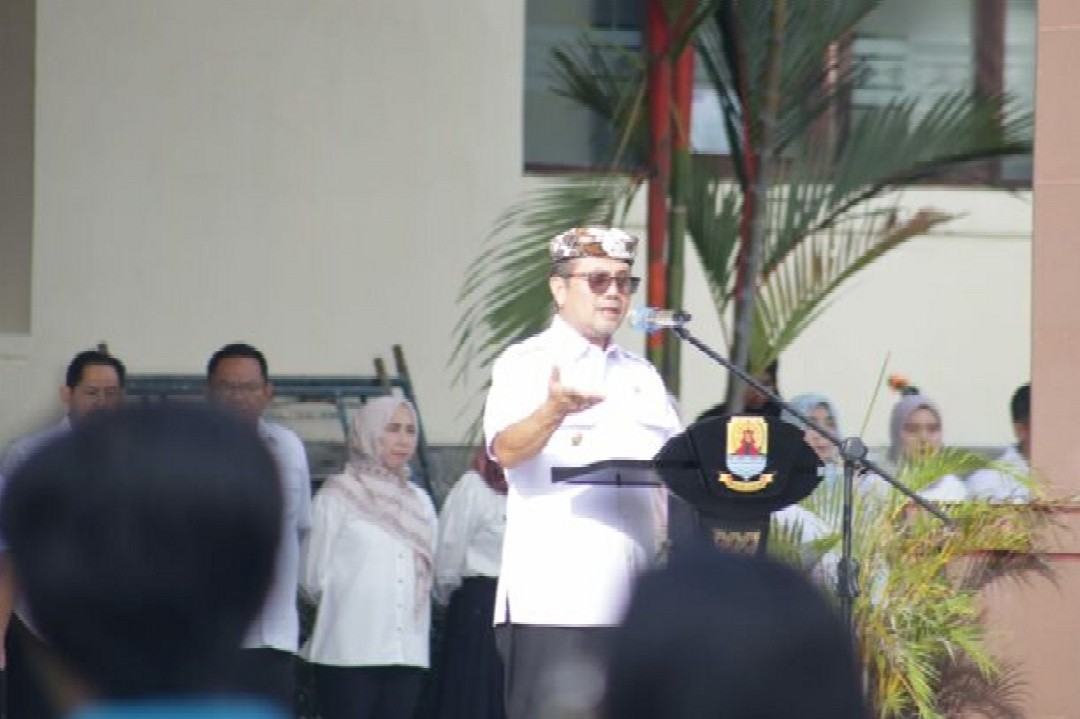 Bupati Cirebon Imron saat menyampaikan arahan dalam apel pagi perdana pascalibur lebaran 2026. Foto: dokumentasi