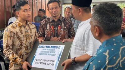 Wakil Presiden RI Gibran Rakabuming Raka secara simbolis menyerahkan bantuan dua ekor sapi perah dan satu mesin pencacah kepada kelompok tani di Desa Sukorejo Kecamatan Musuk. Jumat (27/03/2026). Foto: dokumentasi