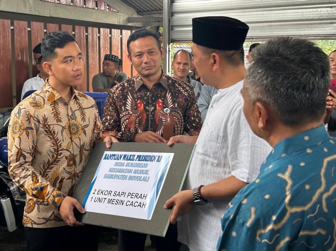 Wakil Presiden RI Gibran Rakabuming Raka secara simbolis menyerahkan bantuan dua ekor sapi perah dan satu mesin pencacah kepada kelompok tani di Desa Sukorejo Kecamatan Musuk. Jumat (27/03/2026). Foto: dokumentasi