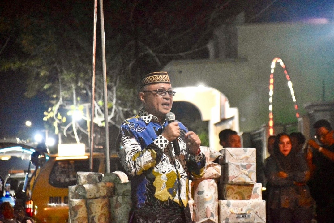 Bupati Gorontalo Syofyan Puhi saat hadir pada malam puncak Karnaval Wisata dan Budaya Ketupat Street Coffee Isimu, di Desa Isimu Selatan, Kecamatan Tibawa, Kabupaten Gorontalo, Jumat (27/03/2026). Foto: dokumentasi