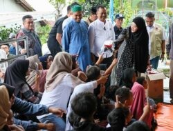 Kunjungi Pengungsi Tanah Gerak, Ning Nawal Hibur Anak-anak dengan Berbagi Mainan