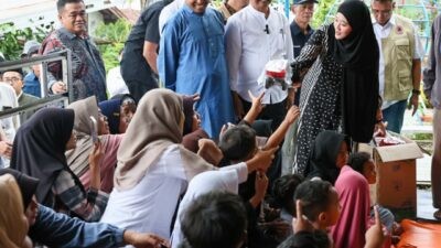 Kunjungi Pengungsi Tanah Gerak, Ning Nawal Hibur Anak-anak dengan Berbagi Mainan