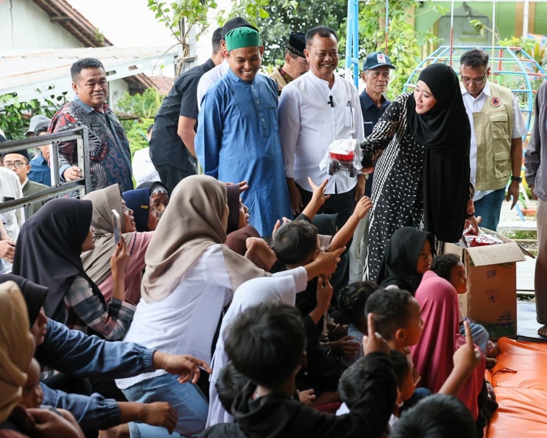 Kunjungi Pengungsi Tanah Gerak, Ning Nawal Hibur Anak-anak dengan Berbagi Mainan