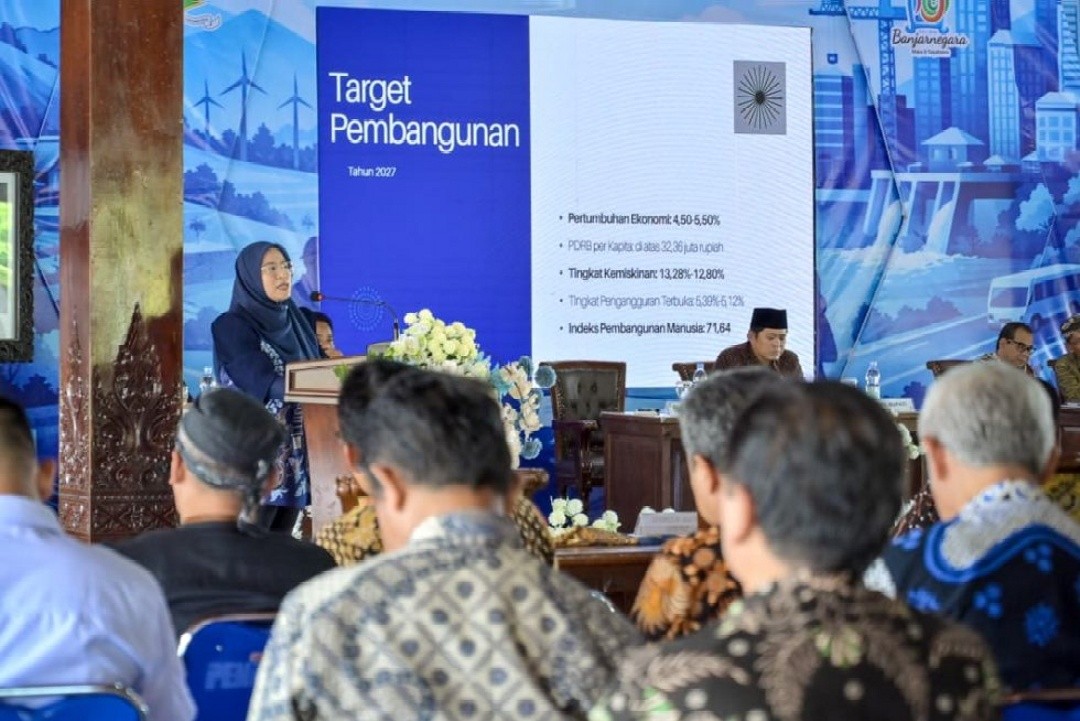 Bupati Banjarnegara, dr. Amalia Desiana saat memberikan sambutan arahan Musrenbang Kabupaten di Pendopo Dipayudha Adigraha, pada Kamis (26/3/2026) .