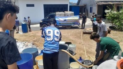 Penyaluran bantuan air bersih dari Pemkab Bintan bagi warga terdampak kekeringan. Foto: dokumentasi