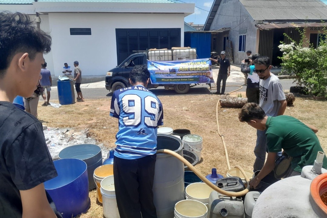 Penyaluran bantuan air bersih dari Pemkab Bintan bagi warga terdampak kekeringan. Foto: dokumentasi