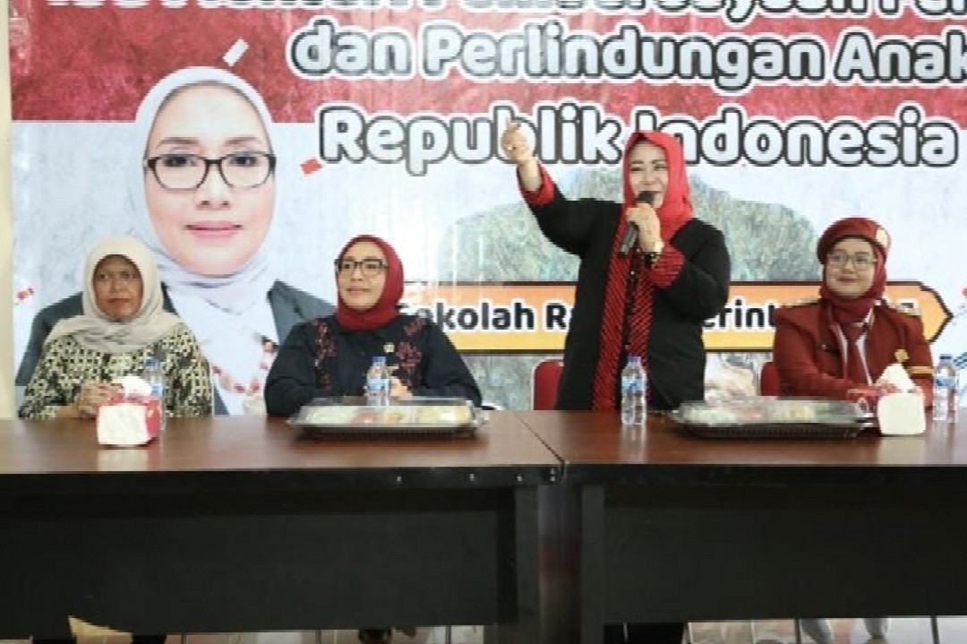 Menteri Pemberdayaan Perempuan dan Perlindungan Anak (PPPA) Arifah Choiri Fauzi saat meninjau lokasi Sekolah Rakyat di Kabupaten Ponorogo, Jawa Timur, Sabtu (28/3/2026). Foto: dokumentasi