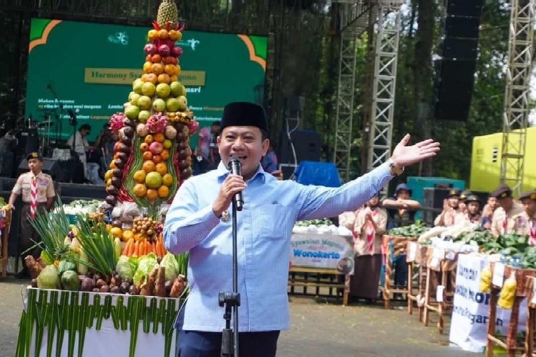Plt, Bupati Pekalongan, Sukirman saat menyampaikan sambutan kegiatan Harmoni Syawalan Megono 2026 di Halaman Parkir Objek Wisata Linggoasri, Jumat (27/3/2026).