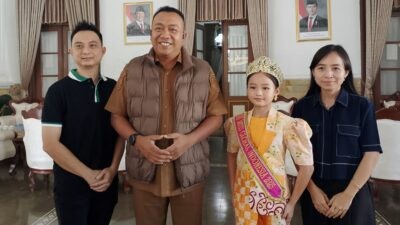 Vellencia Gunawan dan Bupati Situbondo Situbondo Yusuf Rio Wahyu Prayogo berfoto bersama. Foto: dokumentasi