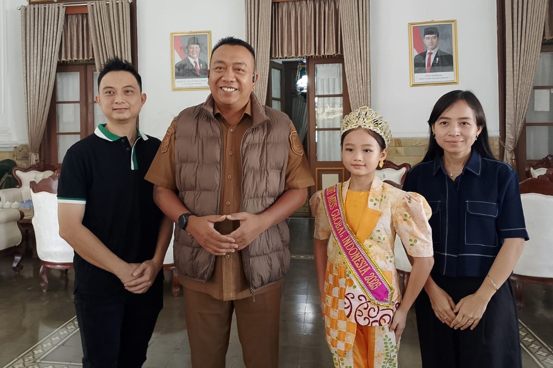 Vellencia Gunawan dan Bupati Situbondo Situbondo Yusuf Rio Wahyu Prayogo berfoto bersama. Foto: dokumentasi