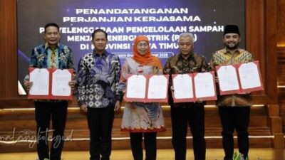 Gubernur Jawa Timur beserta kepala daerah aglomerasi Malang Raya dan Surabaya berfoto bersama sesuai penandatanganan PKS PSEL di Gedung Negara Grahadi, Surabaya, Jawa Timur Sabtu (28/3/2026). Foto: dokumentasi