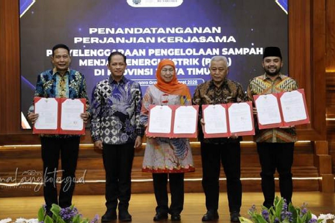 Gubernur Jawa Timur beserta kepala daerah aglomerasi Malang Raya dan Surabaya berfoto bersama sesuai penandatanganan PKS PSEL di Gedung Negara Grahadi, Surabaya, Jawa Timur Sabtu (28/3/2026). Foto: dokumentasi