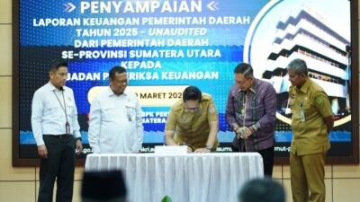 Proses serah terima berkas LKPD Tahun 205 dari Pemda se-provinsi Sumatra Utara kepada BPK RI di Kantor BPK RI Perwakilan Sumut, Senin (30/3/2026). Foto: dokumentasi