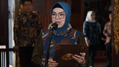 Bupati Sukoharjo Hj. Etik Suryani