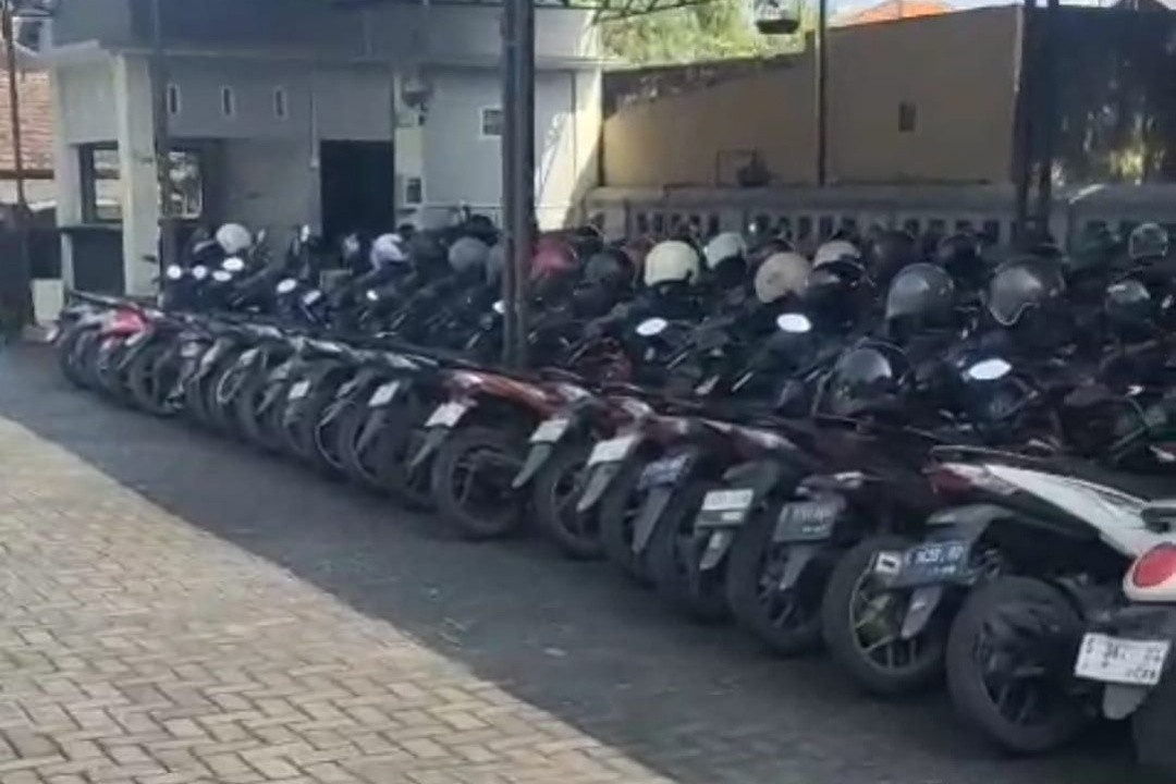 Kring Pagi Satpol PP Kabupaten Jombang Tertibkan Parkir Siswa Sekolah