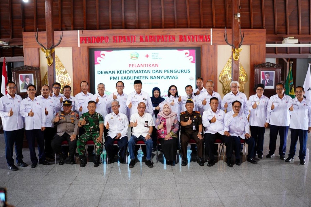 Foto bersama seusai pelantikan Dewan Kehormatan dan Pengurus PMI Kabupaten Banyumas masa bakti 2026–2031 pada Selasa (31/3/2026) di Pendopo Si Panji Purwokerto, Kabupaten Banyumas, Jawa Tengah. Foto: dokumentasi