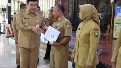 penyerahan Surat Keputusan (SK) Pensiun kepada 70 ASN di lingkungan Pemerintah Kabupaten Blora pada Selasa (31/3/2026) di Pendopo Rumah Dinas Bupati Blora, Jawa Tengah.
