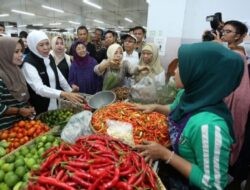 Khofifah Pantau Harga di Pasar Legi Ponorogo, Beras Subsidi SPHP Dibawah HET