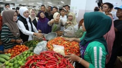 Gubernur Jawa Timur, Khofifah Indar Parawansa saat di mengunjungi lapak pedagang sayur di Pasar Legi, Kabupaten Ponorogo Jawa Timur, Minggu (29/3/2026). Foto: dokumentasi