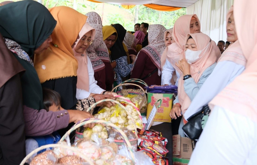 Pasar murah Pemkab Pemalang di Balai Desa Tundagan, Kecamatan Watukumpul, Kabupaten Pemalang, Jawa Tengah, Selasa (3/3/2026).