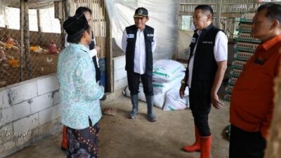 Wali Kota Malang, Wahyu Hidayat didampingi Kepala KPw BI Malang, Kepala BPS Kota Malang, dan Kadispangtan Kota Malang berdialog dengan pemilik peternakan ayam. Foto: dokumentasi