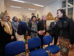 Kunjungan Kerja ke Rumah Budaya Indonesia di Jerman, Menteri Pariwisata Saksikan WNA Bermain Gamelan
