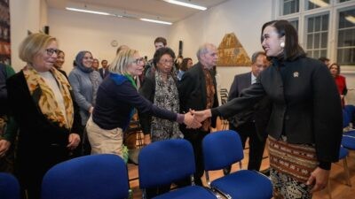Menteri Pariwisata Widiyanti Putri Wardhana bersama Atase Pendidikan dan Kebudayaan KBRI Berlin, Roniyus Marjunus saat mengunjungi Rumah Budaya Indonesia di Berlin, Rabu (4/3/2026). Foto: dokumentasi