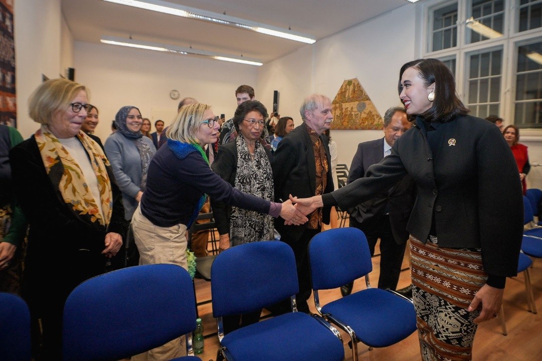 Menteri Pariwisata Widiyanti Putri Wardhana bersama Atase Pendidikan dan Kebudayaan KBRI Berlin, Roniyus Marjunus saat mengunjungi Rumah Budaya Indonesia di Berlin, Rabu (4/3/2026). Foto: dokumentasi
