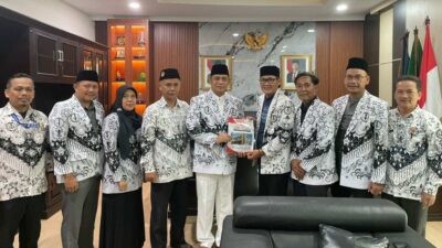 Plt Bupati Bekasi Asep Surya Atmaja berfoto bersama pengurus PGRI Bekasi seusai audiensi. Foto: dokumentasi