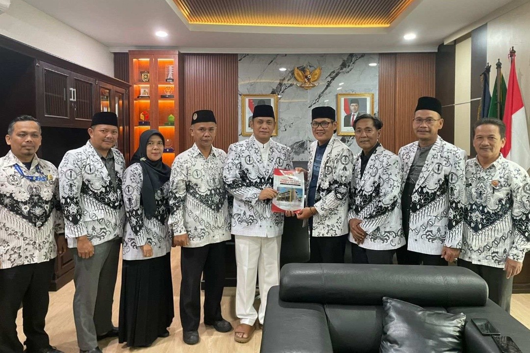 Plt Bupati Bekasi Asep Surya Atmaja berfoto bersama pengurus PGRI Bekasi seusai audiensi. Foto: dokumentasi