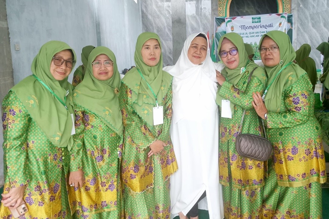 Nur Arifah (baju putih) berfoto bersama pengurus PAC Muslimat NU Kecamatan Ungaran Timur seusai kegiatan peringatan Nuzulul Qur'an yang digelar oleh PAC Muslimat NU Kecamatan Ungaran Timur, Ahad (8/3/2026).