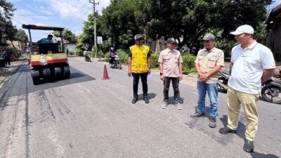Bupati Boyolali Agus Irawan saat meninjau perbaikan ruas jalan Logerit Mojosongo pada Jumat (6/2/2026) pagi. Foto: dokumentasi