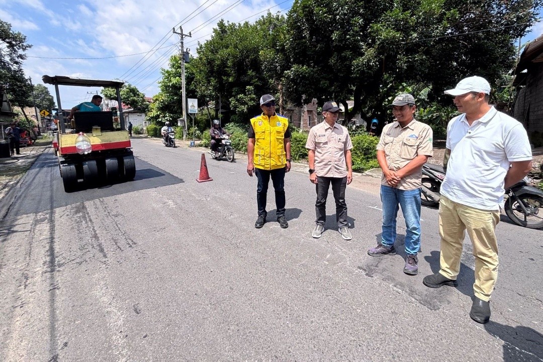 Bupati Boyolali Agus Irawan saat meninjau perbaikan ruas jalan Logerit Mojosongo pada Jumat (6/2/2026) pagi. Foto: dokumentasi