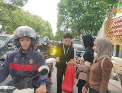 Forum Anak Kabupaten Pati Bagi-Bagi Takjil di Depan DPRD